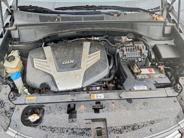 2017 HYUNDAI SANTA FE GLS — Engine bay