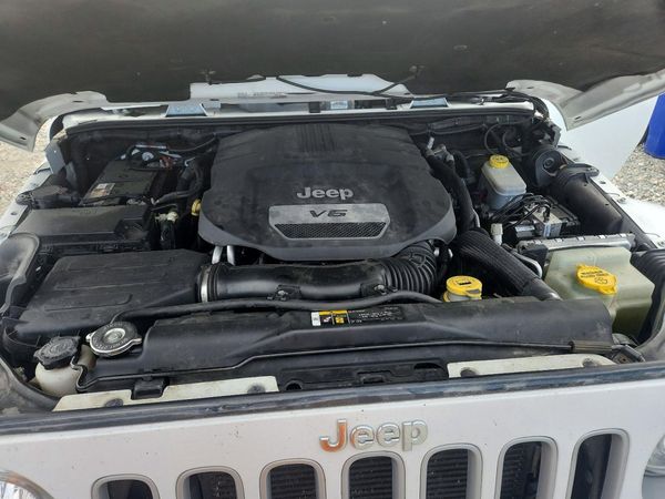 2017 JEEP WRANGLER UNLIMITED Unlimited Sahara — Engine bay