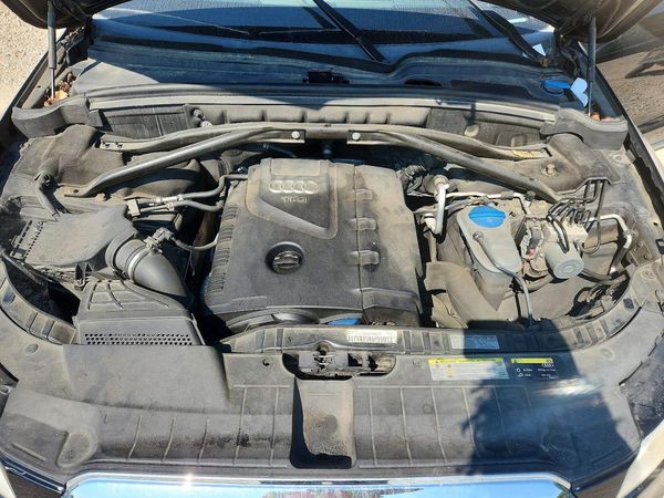 2013 AUDI Q5 Premium Plus — Engine bay