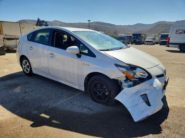 2015 TOYOTA PRIUS — Passenger 3/4