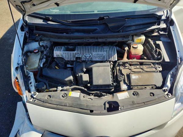 2015 TOYOTA PRIUS — Engine bay