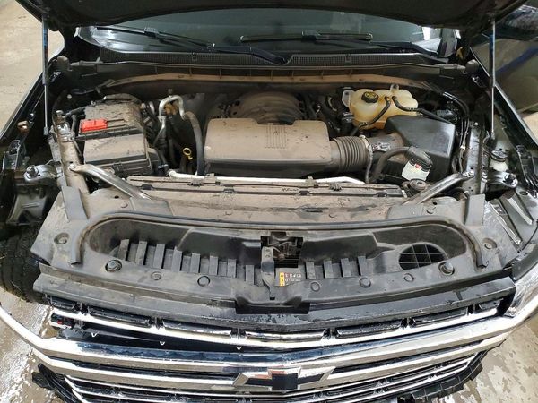 2022 CHEVROLET SUBURBAN LT — Engine bay