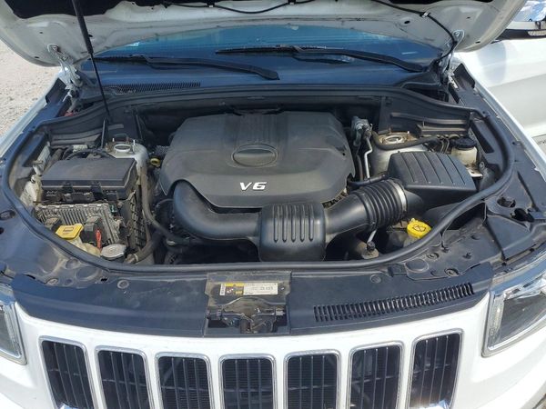 2014 JEEP CHEROKEE Limited — Engine bay