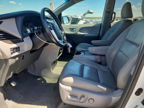2017 TOYOTA SIENNA