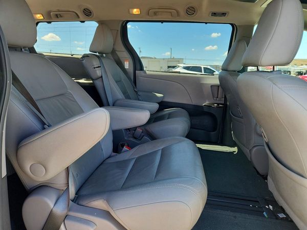 2017 TOYOTA SIENNA