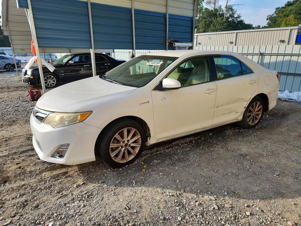2014 TOYOTA CAMRY SOLA Hybrid — Front 3/4