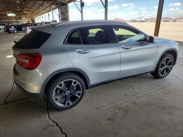 2020 MERCEDES-BENZ GLA