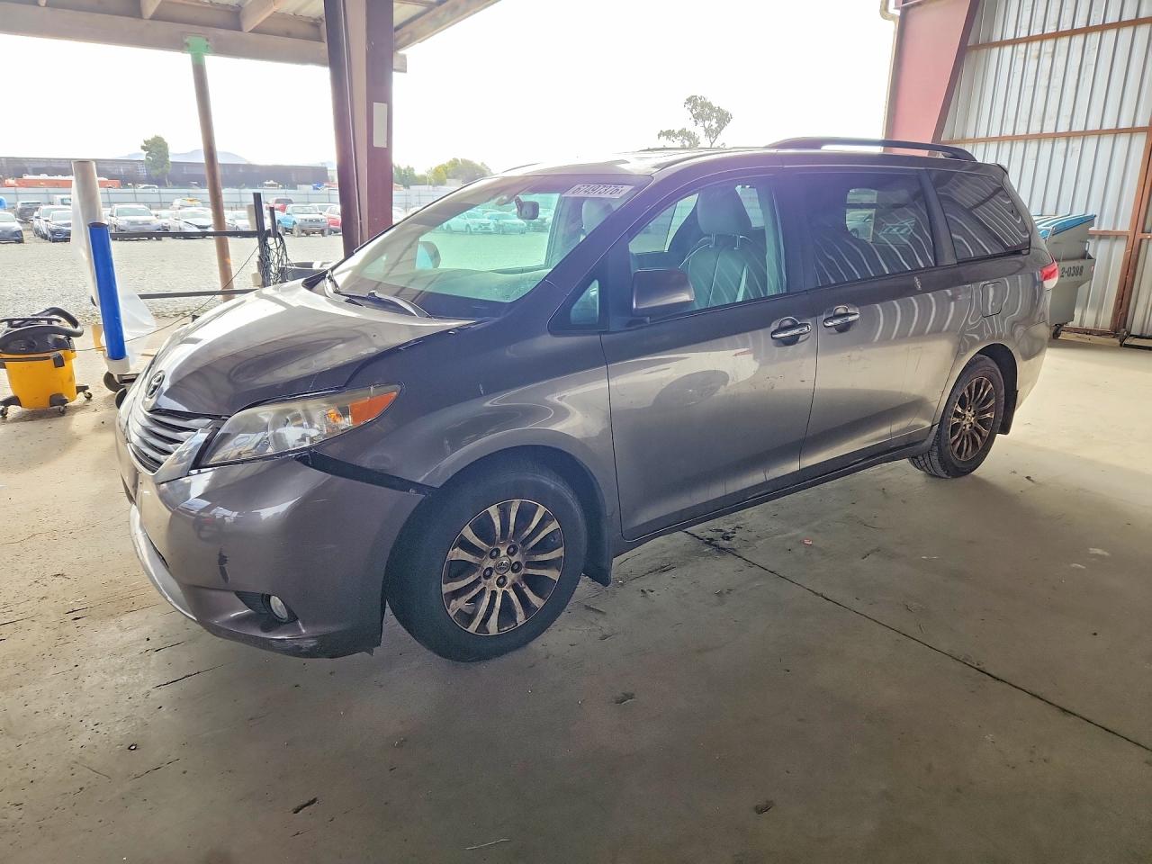 2012 TOYOTA SIENNA