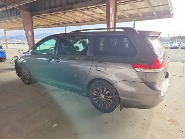 2012 TOYOTA SIENNA
