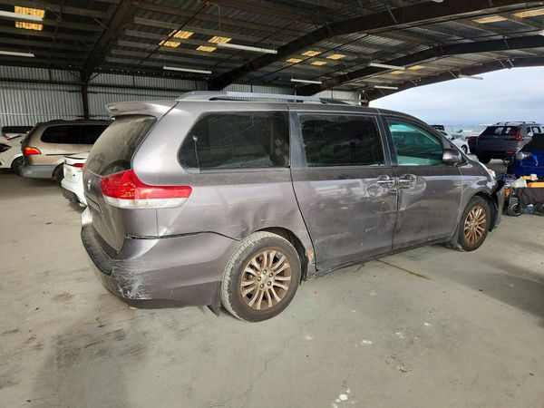 2012 TOYOTA SIENNA