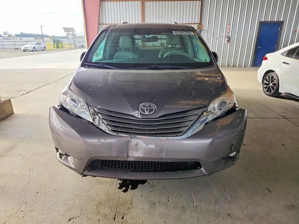 2012 TOYOTA SIENNA
