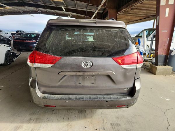 2012 TOYOTA SIENNA