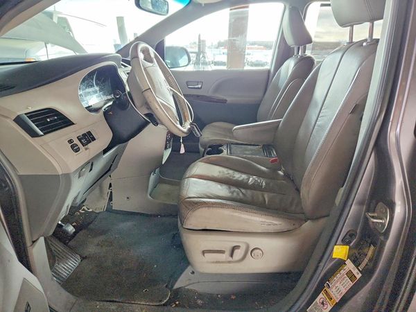 2012 TOYOTA SIENNA