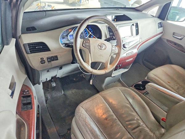 2012 TOYOTA SIENNA