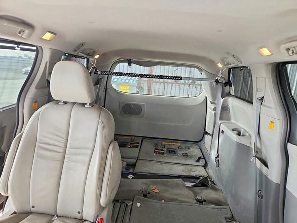 2012 TOYOTA SIENNA