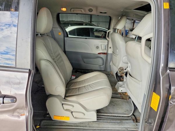 2012 TOYOTA SIENNA