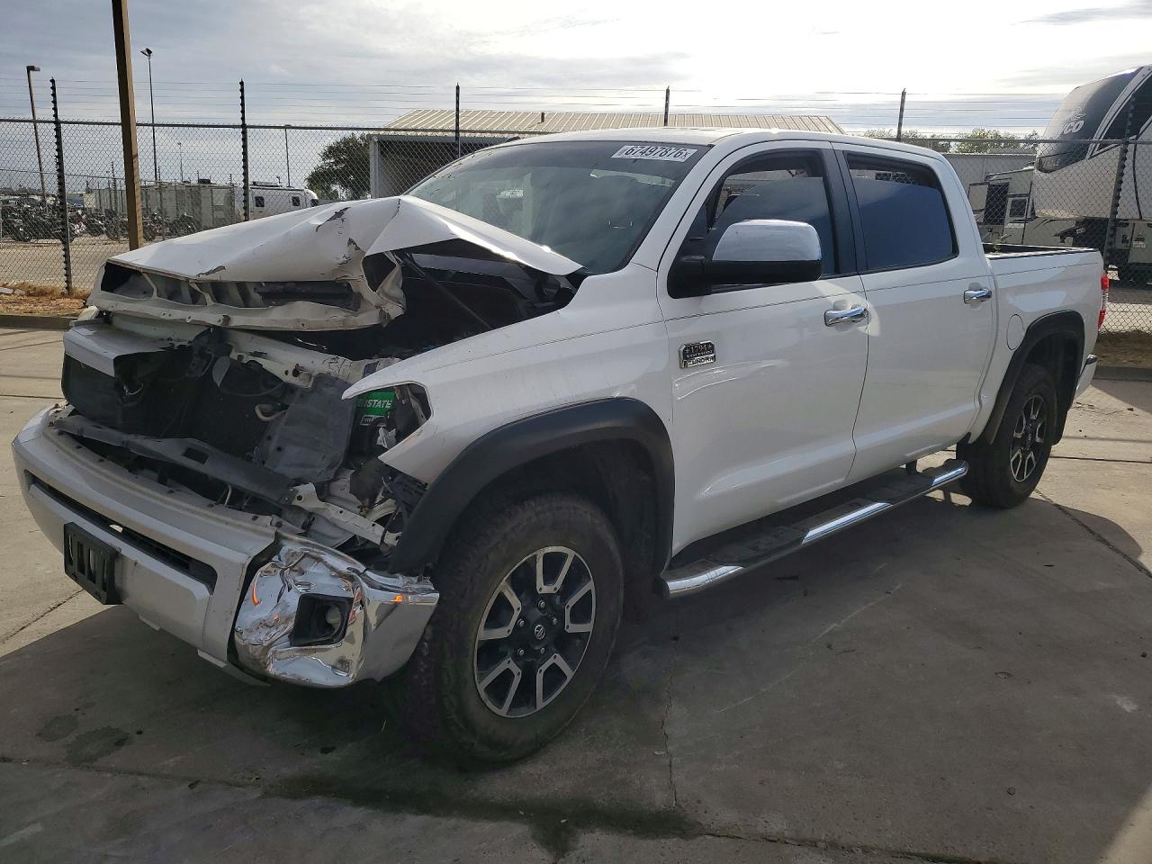 2014 TOYOTA TUNDRA Platinum — Front 3/4