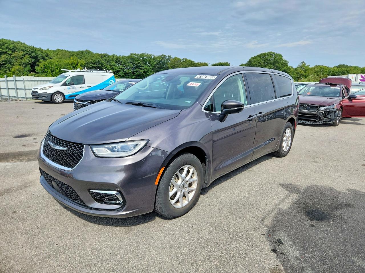 2023 CHRYSLER PACIFICA Touring L — Front 3/4