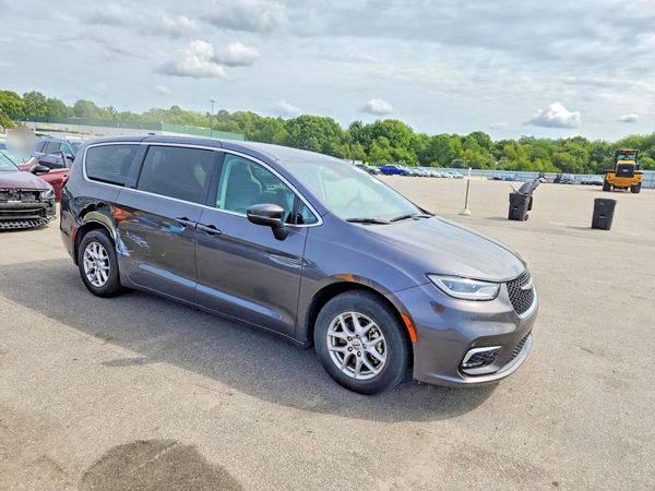2023 CHRYSLER PACIFICA Touring L — Passenger 3/4