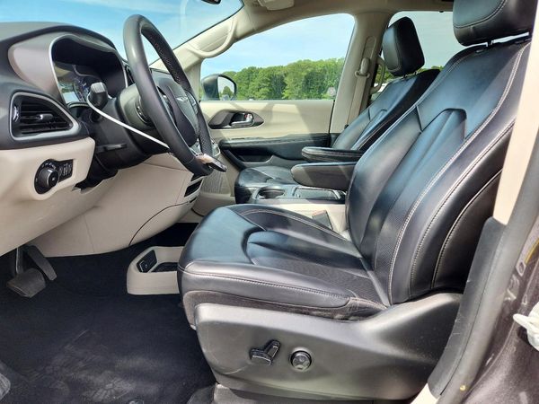 2023 CHRYSLER PACIFICA Touring L — DENT