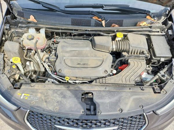 2023 CHRYSLER PACIFICA Touring L — Engine bay