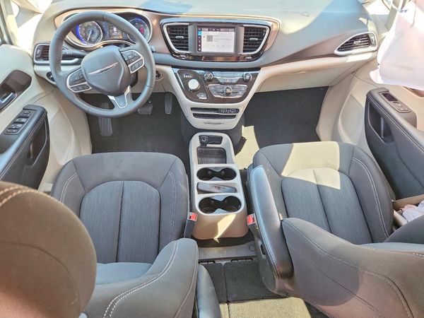 2024 CHRYSLER VOYAGER LX