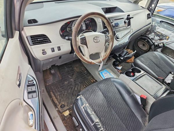 2014 TOYOTA SIENNA