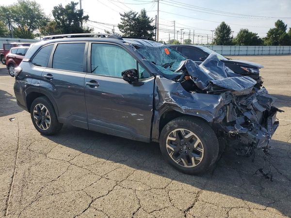 2025 SUBARU FORESTER Premium Base — Passenger 3/4