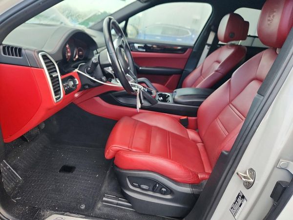 2022 PORSCHE CAYENNE Base