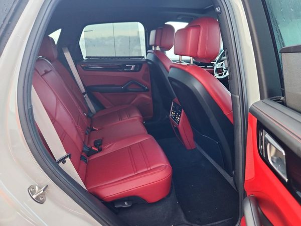 2022 PORSCHE CAYENNE Base