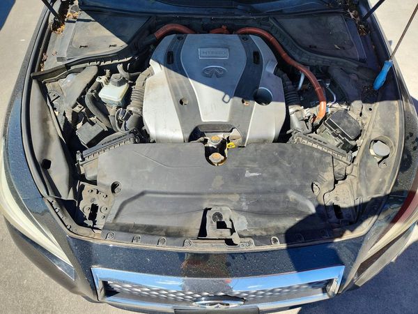 2014 INFINITI Q50 — Engine bay