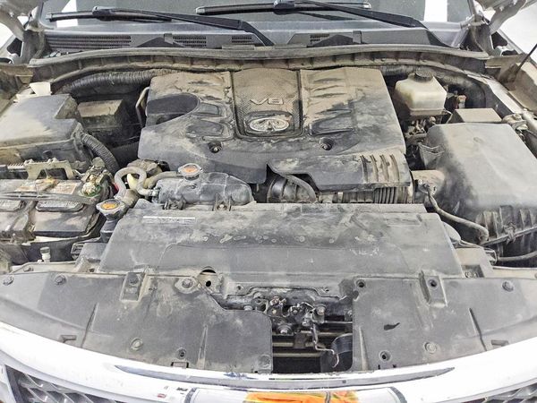 2016 INFINITI QX80 — Engine bay