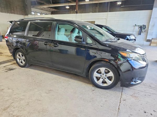 2013 TOYOTA SIENNA