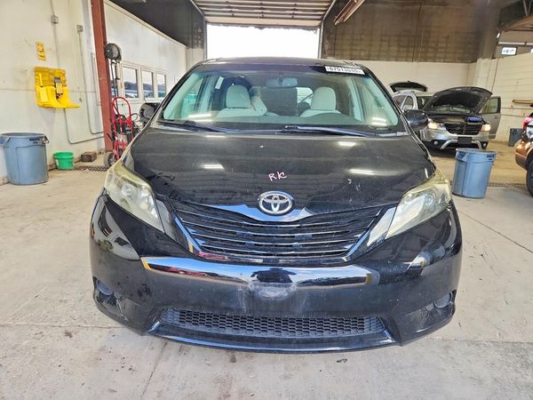 2013 TOYOTA SIENNA