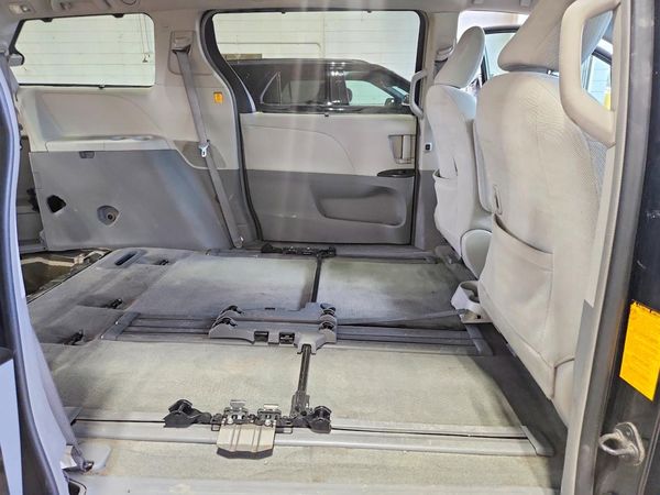 2013 TOYOTA SIENNA