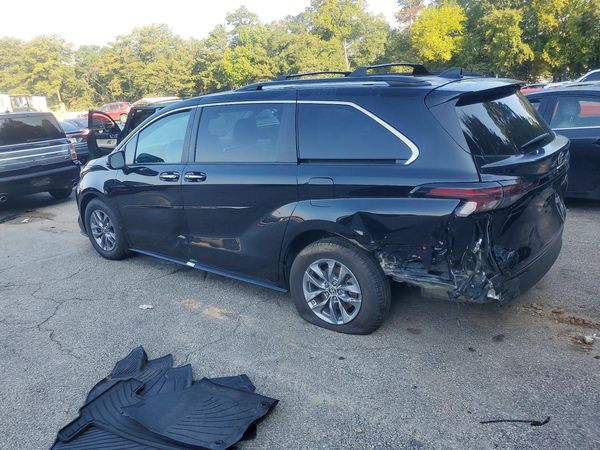 2024 TOYOTA SIENNA XLE