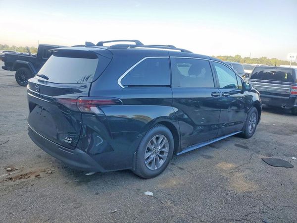 2024 TOYOTA SIENNA XLE