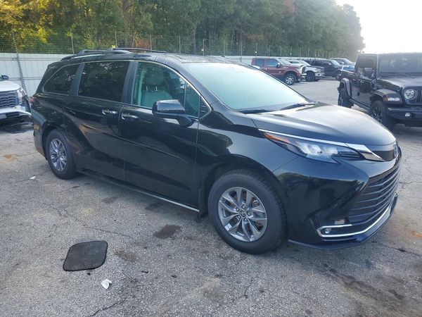 2024 TOYOTA SIENNA XLE