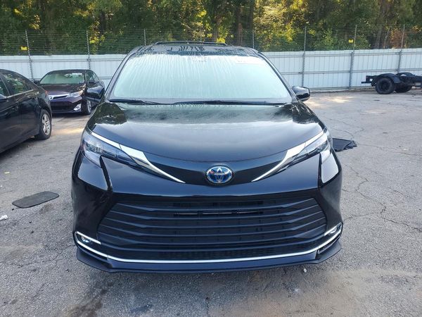 2024 TOYOTA SIENNA XLE