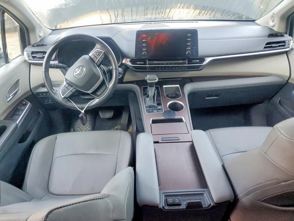 2024 TOYOTA SIENNA XLE