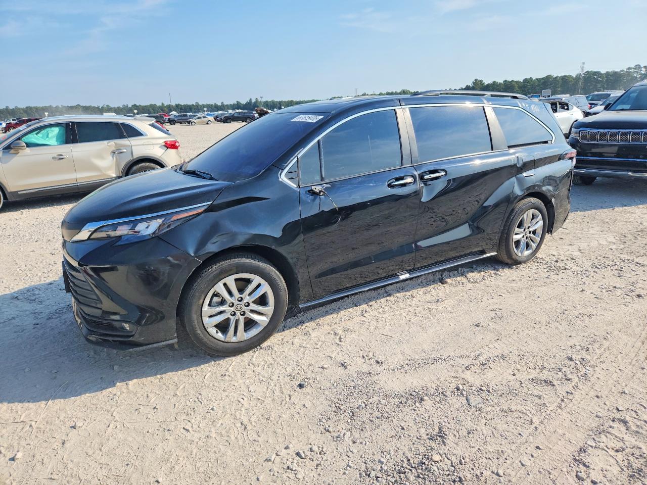 2025 TOYOTA SIENNA — Front 3/4