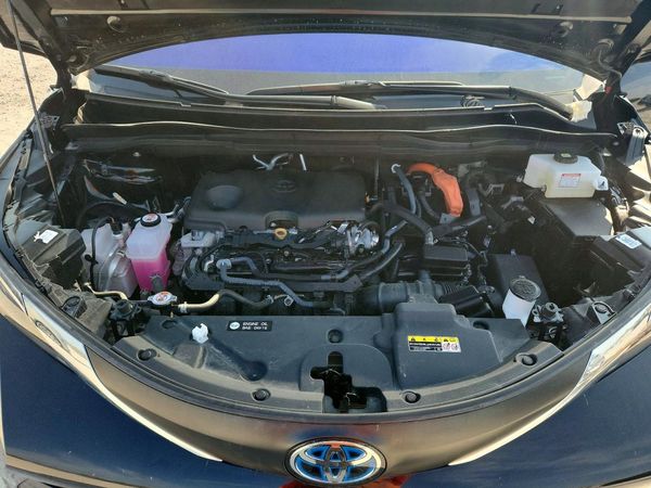 2025 TOYOTA SIENNA — Engine bay