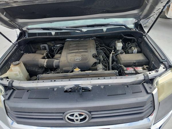 2014 TOYOTA TUNDRA SR5 — Engine bay