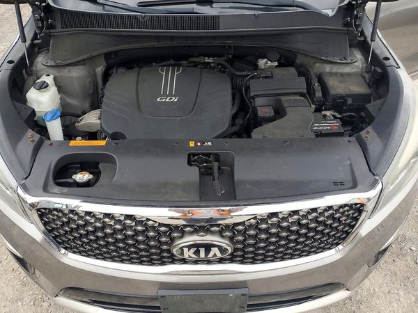 2016 KIA SORENTO SX / SX Limited — Engine bay