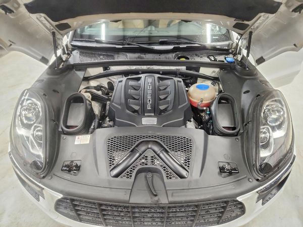 2017 PORSCHE MACAN
