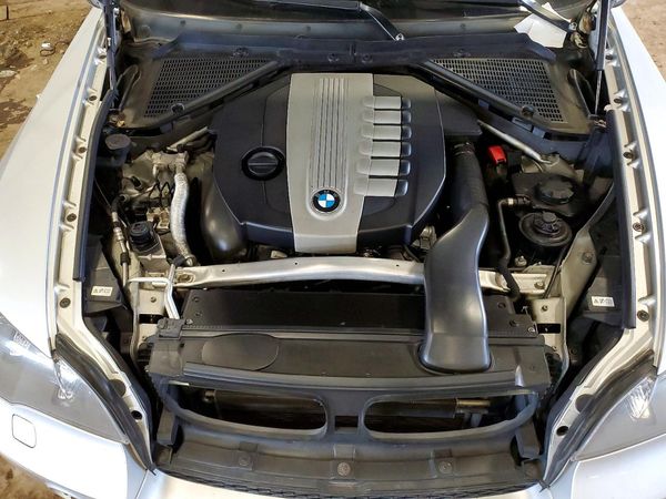 2012 BMW X5 xDrive35d — Engine bay