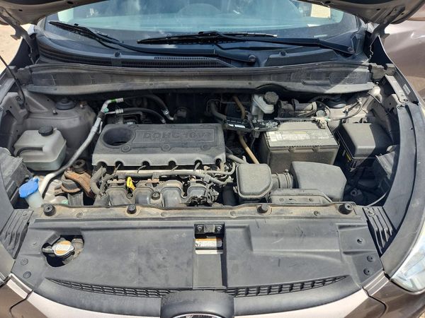 2012 HYUNDAI TUCSON GLS — Engine bay
