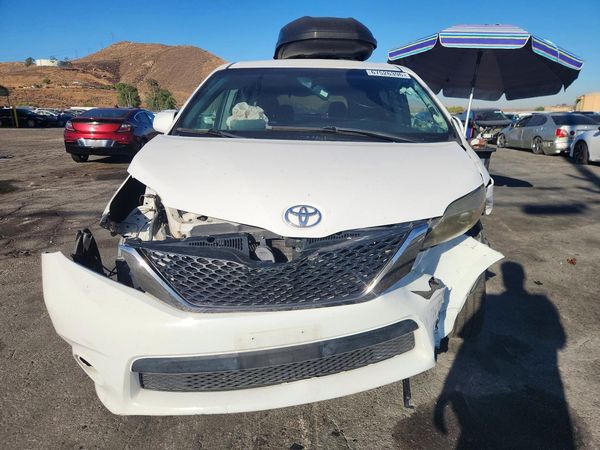 2016 TOYOTA SIENNA