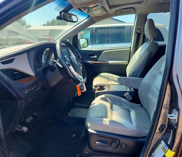 2017 TOYOTA SIENNA