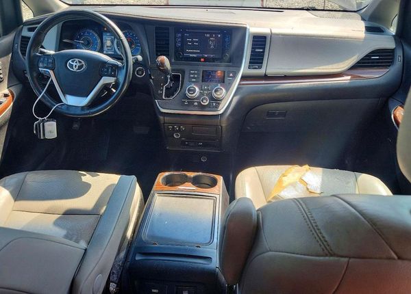2017 TOYOTA SIENNA